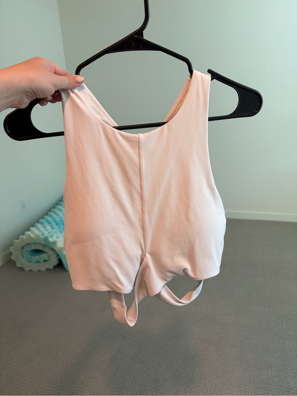 Athleta white Scoop Neck with side cutouts crop top sports bra